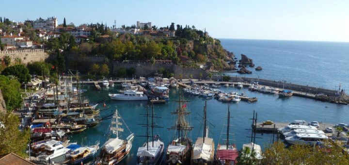 Milde Temperaturen, weniger Trubel der malerische Jachthafen von Antalya und die restlichen Hotspots der Stasdt lohnen auch im Winter.