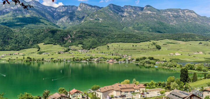 Kalterer See: Südtirols idyllischer See, umgeben von Weinbergen und Bergen. Bild: Klaus Eppele/Adobe Stock