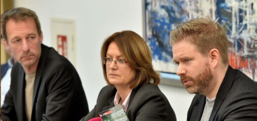 Thomas Köcher, Antje Grotheer und Thorge Koehler gaben bekannt welche Maßnahmen sie gegen Desinformationen ergreifen wollen. Foto: Schlie