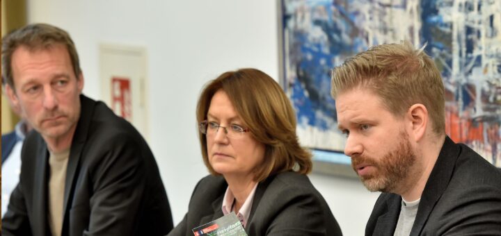 Thomas Köcher, Antje Grotheer und Thorge Koehler gaben bekannt welche Maßnahmen sie gegen Desinformationen ergreifen wollen. Foto: Schlie