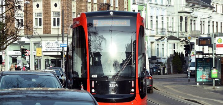 Die Straßenbahn kommt nicht mehr weiter, weil ein falsch geparktes Auto im Weg stehen. Diese Situation kam im vergangenen Jahr 82 mal vor. Foto: Schlie