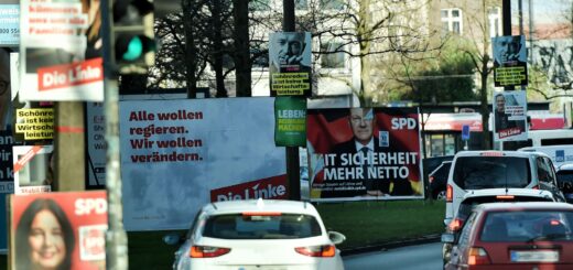 Kurz vor der Bundestagswahl befindet man sich auf den Straßen im Plakatwald. Dass diese Form der Wahlwerbung immer noch aktuell ist, erklären zwei Wissenschaftler. Foto: Schlie