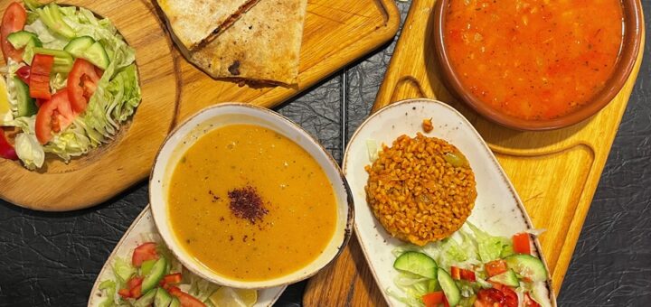 Suppen, Lahmacun und viele Salatbeilagen im Lezzeti Antep. Foto: Schlie