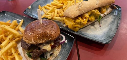 In der Innenstadt: Ein Classic-Burger, das Philly Cheese Steak Sandwich und gute Pommes. Foto: Schlie