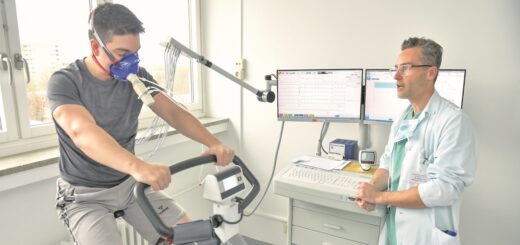 An die Grenze gehen: Beim Workout auf dem Spiroergometer wird die Leistungsfähigkeit getestet. Stephan Rühle weist auf die richtige Ausführung hin. Foto: Schlie