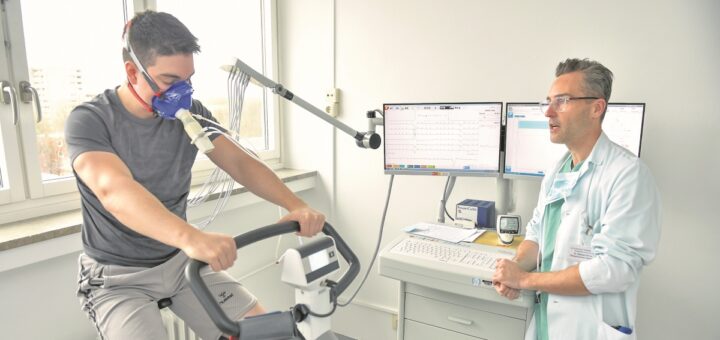 An die Grenze gehen: Beim Workout auf dem Spiroergometer wird die Leistungsfähigkeit getestet. Stephan Rühle weist auf die richtige Ausführung hin. Foto: Schlie