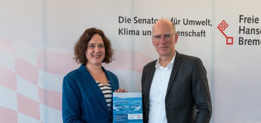 Umweltsenatorin Kathrin Moosdorf und Gunnar Geise, swb Vorstand Vertrieb, stellten am Mittwoch das Trinkwasserkonzept 2050 vor. Foto: Umweltressort