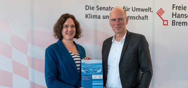 Umweltsenatorin Kathrin Moosdorf und Gunnar Geise, swb Vorstand Vertrieb, stellten am Mittwoch das Trinkwasserkonzept 2050 vor. Foto: Umweltressort