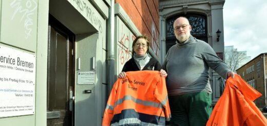 Renate Fynnau und Jürgen von der Behrens waren mehrere Jahre im Viertel unterwegs und sorgten für Sauberkeit. Dass ihre Jobs kurzfristig gestrichen worden stellt die beiden vor eine ungewisse Zukunft. Foto: Schlie