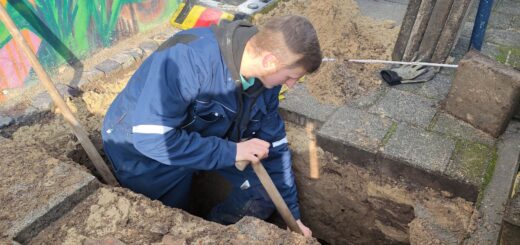 An insgesamt acht Stellen wurde in der Nähe der Friedensgemeinde in der Humboldtstraße der Bürgersteig aufgerissen. Das Ziel: Feststellen welche Leitungen vor Ort liegen und ob eine Nahwärmeleitung dazwischen passen würde. Foto: Behrbom