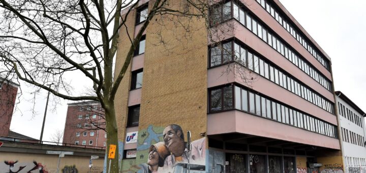 In dem Gebäude an der Ecke Breitenweg / Friedrich-Rauers-Straße soll ein Übergangswohnheim für Geflüchtete entstehen. Foto: Schlie