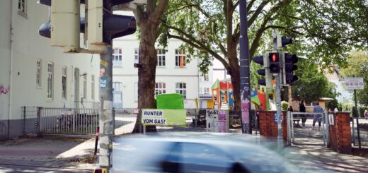 In Schulstraßen könnte der motorisierte Verkehr von der Ein- oder Durchfahrt ausgeschlossen werden. Das wäre in Bremen an vielen Schulstandorten nur mit Auswirkungen auf Anwohnende oder den Berufsverkehr umsetzbar. Foto: WR-Archiv