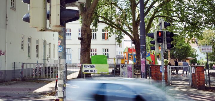 In Schulstraßen könnte der motorisierte Verkehr von der Ein- oder Durchfahrt ausgeschlossen werden. Das wäre in Bremen an vielen Schulstandorten nur mit Auswirkungen auf Anwohnende oder den Berufsverkehr umsetzbar. Foto: WR-Archiv