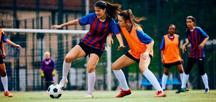 Fußball spielen ist eine Option des Sports für junge Menschen. Bild: Drazen (#597587120) /Adobe Stock