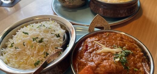 Das Masala-Hähnchen (vorne) und das Lamm Vindaloo im Tandoori Flame. Foto: Schlie