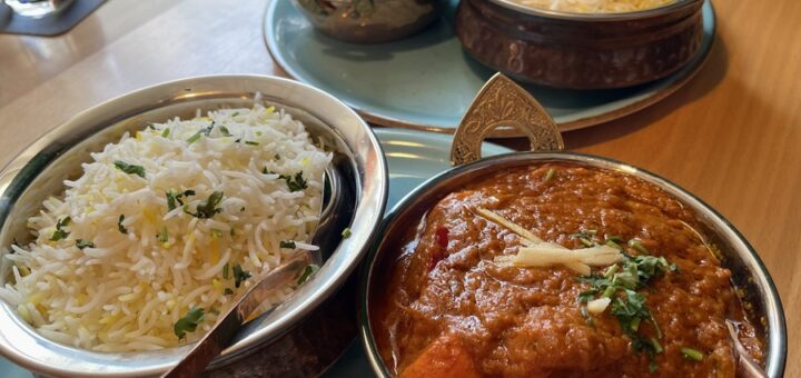 Das Masala-Hähnchen (vorne) und das Lamm Vindaloo im Tandoori Flame. Foto: Schlie