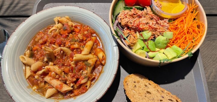 Vegane Bolognese und eine Salat-Bowl im Mayapapaya. Foto: Schlie