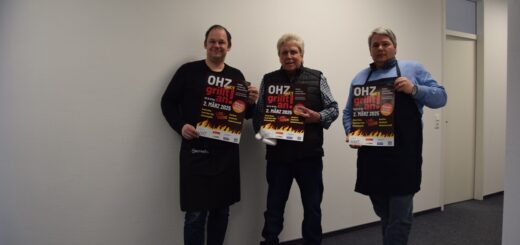 Stefan Molkentin, Reiner Westphal und Sven Plate freuen sich auf gutes Wetter und viele Besucher beim jährlichen Angrillen. Foto: Utke