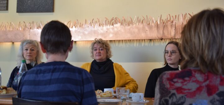 Die Gastgeberinnen der Diskussionsrunde: Verena Rademaker-Wolff (Mitte) und Lena Gumnior (rechts). Foto: Utke