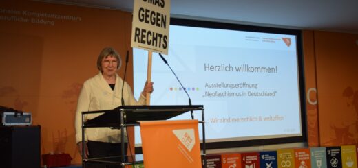 Roswitha Strube holte im Namen der Omas gegen Rechts die Ausstellung „Neofaschismus in Deutschland“ des VVN-BdA in die Kreisstadt. Foto: Utke