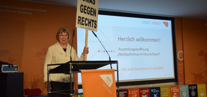 Roswitha Strube holte im Namen der Omas gegen Rechts die Ausstellung „Neofaschismus in Deutschland“ des VVN-BdA in die Kreisstadt. Foto: Utke