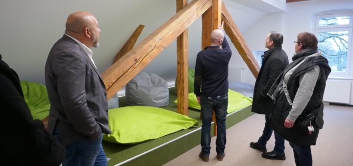 Den umfangreichen Umbau des Dachgeschosses der Grundschule Sonnentau in Pennigbüttel sahen sich der Erste Stadtrat Torsten Haß mit Ratsmitgliedern und Architekten an. Foto: Fricke