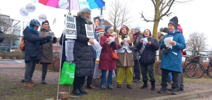 Noch einmal „Keiner wählt hier rechts“ anstimmen, dann ging es für die Omas gegen Rechts, Regionalgruppe Osterholz-Scharmbeck, zur großen Demonstration nach Bremen. Fotos: Roskamp