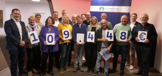 Über Spenden aus dem Reinerlös vom Gewinnsparen 2024 der Volksbank Osterholz-Bremervörde freuten sich Vertreter der Osterholzer Vereine und sozialen Einrichtungen. Foto: Fricke