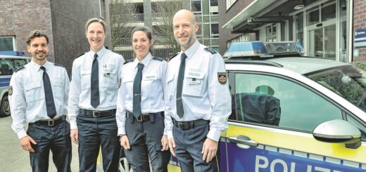 Kommissariatsleiter Alexander Sartoris (v. l.) begrüßt im Bremer Süden Imke Freund (Revierleiterin Neustadt), Ricarda Marschall (Gartenstadt-Süd)und Daniel Kühnemund (Huchting). Foto: Schlie