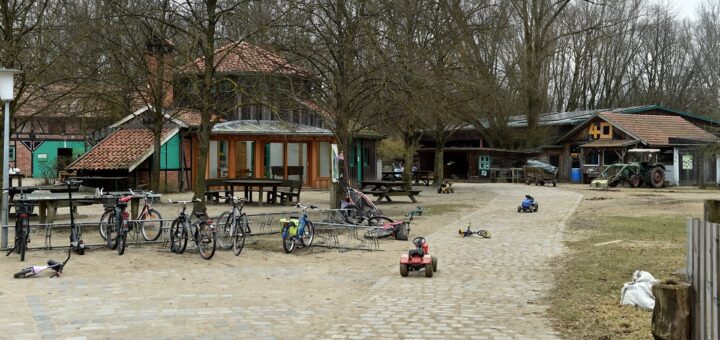 Einige Angebote auf der Kinder- und Jugendfarm mussten bereits in der Vergangenheit eingespart werden - nun sind weitere Kürzungen notwendig. Foto: Schlie