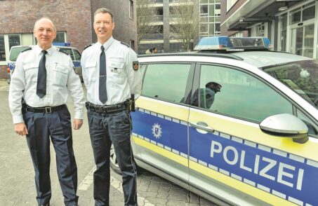 Kommissariatsleiter Torsten Groß (l.) begrüßt als Revierleiter im Steintor Polizeihauptkommissar Frank Erhardt. Er leitet nun auch den Kontaktdienst Mitte.