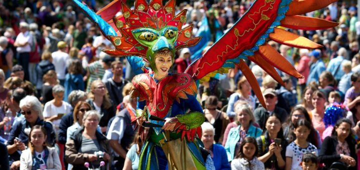 Der Samba-Karneval gilt als größter seiner Art in Europa. Am 21. und 22. Februar wird er ein letztes Mal durch die Bremer Straßen ziehen. Foto: Norbert A. Mueller