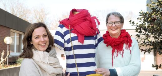 Birte Rüder (v.l.) und Christine Peters laden ein zu einem erneuten Kleiderflohmarkt. Foto: Konczak