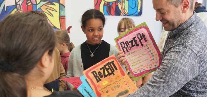 Die selbstgebastelten Rezepte der Kinder sollen die Zeit bis zur Behandlung für Deniz Kurku überbrücken. Ein weiterer Termin zur entworfenen Behandlung erfolgt voraussichtlich im Mai. Foto: Konczak