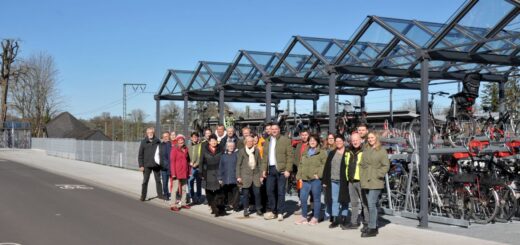 Bei strahlendem Sonnenschein wurde die Baustelle an der Hohe Straße offiziell für beendet erklärt.Die neuen Stellplätze werden bereits gut genutzt. Foto: Zaun