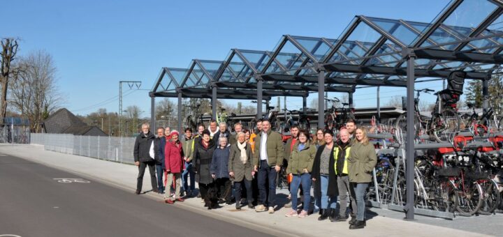 Bei strahlendem Sonnenschein wurde die Baustelle an der Hohe Straße offiziell für beendet erklärt.Die neuen Stellplätze werden bereits gut genutzt. Foto: Zaun