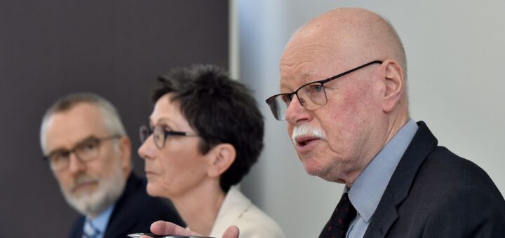 Volker Ortgies, Direktor der Ortspolizeibehörde Bremerhaven, die Leiterin des Landeskriminalamtes, Petra van Anken und Innensenator Ulrich Mäurer (v.l.) stellten die Kennzahlen der Polizeilichen Kriminalstatistik vor. Foto: Schlie