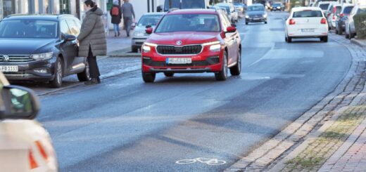 Dass die Parkstraße für die Bedürfnisse aller Verkehrsteilnehmenden zu schmal ist, liegt auf der Hand. Empfehlungen der Planungsbüros NWP und PGT werden nun diskutiert – nicht nur für die Parkstraße. Foto: Konczak