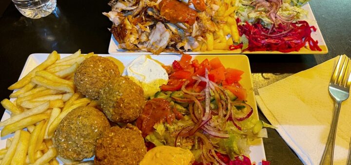 Falafel-Menü (vorne) und Hähnchen-Döner im Haus des Döners. Foto: Schlie