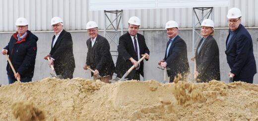 Packen zusammen an: Michael Stobbe (KENN-Verwaltungsrat), Horst Müller (Technische Dienste Stadt Cuxhaven), Bernd Lütjen (Landkreis Osterholz), Peter Pohlmann (Landkreis Verden), Christof von Schroetter (Vorstand KENN), Babette Bammann (Landkreis Cuxhaven), Thorsten Krüger (Landkreis Cuxhaven). Foto: ASO