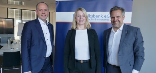 Die Bilanz und ihre Entwicklung im vergangenen Jahr stellten die Vorstandsmitglieder der Volksbank (von links) Jan Mackenberg, Stefanie Kase und Michael Kersting vor. Foto: Fricke