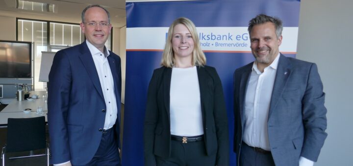 Die Bilanz und ihre Entwicklung im vergangenen Jahr stellten die Vorstandsmitglieder der Volksbank (von links) Jan Mackenberg, Stefanie Kase und Michael Kersting vor. Foto: Fricke