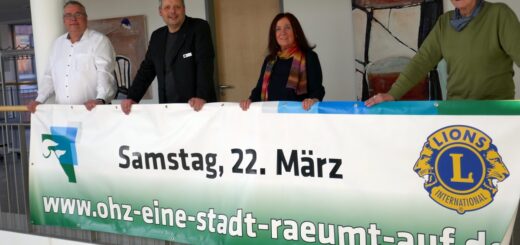 Lions Club Osterholz und Stadt Osterholz-Scharmbeck initiieren die Müllsammelaktion am 22. März. Von links: Carsten Brinkmann (Sparkasse), Kai Hardi Käppel (Lions OHZ), Brigitte Neuner-Krämer (Stellvertretende Bürgermeisterin) und Gabriele von Lessel-Drettmann (Lions OHZ). Foto: Fricke