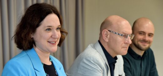 Kathrin Moosdorf (l.), Senatorin für Umwelt, Klima und Wissenschaft, stellte gemeinsam mit Marius Wittmann (r.) aus dem Umweltressort sowie Ortsamtsleiter Michael Radolla (M.) die Studie vor. Foto: Schlie