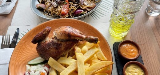 Halbes Hähnchen und Spaghetti mit Roastbeef im peruanischen Lokal Lima. Foto: Schlie