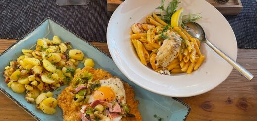 Schnitzel mit Bratkartoffeln und Nudeln mit Shrimps und Fischfilet im Taboo. Foto: Schlie