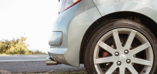 Stoßfänger sind so konstruiert, dass sie in erster Linie den Aufprall bei niedrigen Geschwindigkeiten absorbieren. Bild: https://www.freepik.com/free-photo/close-up-parked-car-road_4733277.htm#fromView=search&page=1&position=22&uuid=d11ee76d-e6ea-4990-ac49-66d0ed6b183e&query=car+bumper