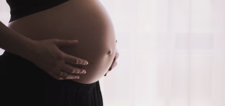 Der deutsche Kündigungsschutz gilt europaweit als einer der strengeren. Bild: https://unsplash.com/de/fotos/frau-halt-bauch-ux53SGpRAHU
