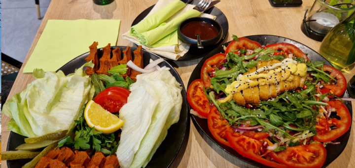 Richtig gute vegane ÇiğKöfte und vieles mehr im Veganland. Foto: B. Meister