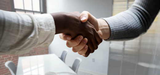 Ein authentisches, wertschätzendes Arbeitsumfeld ist entscheidend für ein dauerhaft positives Arbeitgeberimage. Bild: https://pixabay.com/de/photos/arbeit-interview-mieten-hand-shake-3790033/
